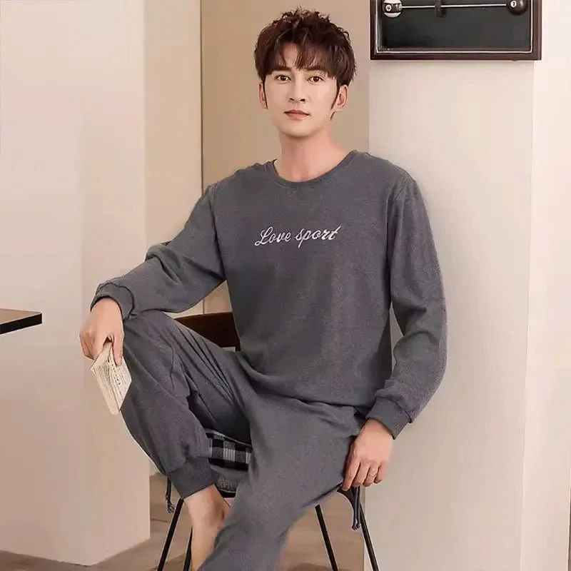 Koreanischer Herren-Pyjama im Karomuster, bestehend aus langärmeligem Oberteil und Hose.