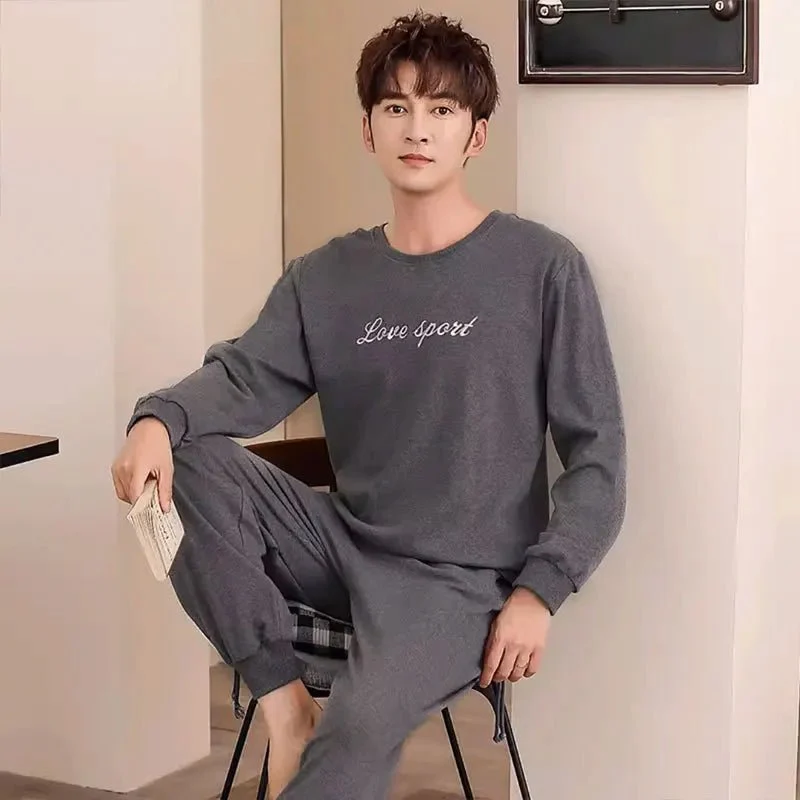 Koreanischer Herren-Pyjama im Karomuster, bestehend aus langärmeligem Oberteil und Hose.