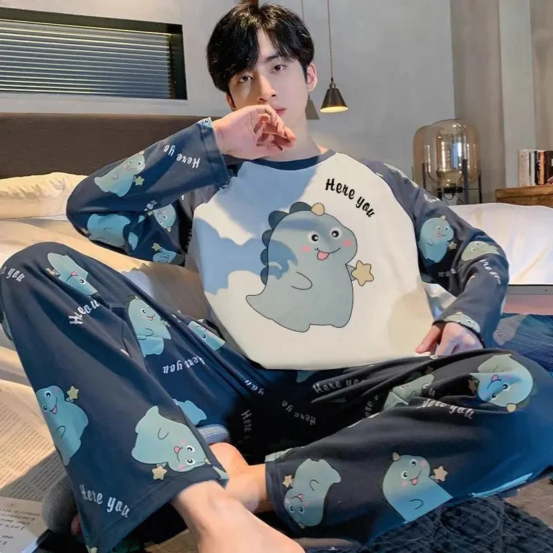 Koreanischer Herren-Pyjama im Karomuster, bestehend aus langärmeligem Oberteil und Hose.
