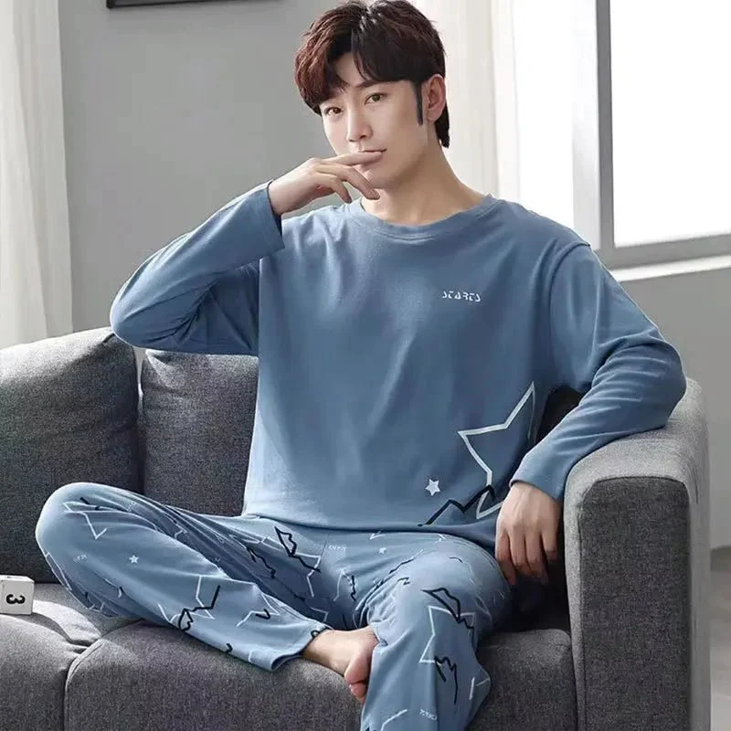 Koreanischer Herren-Pyjama im Karomuster, bestehend aus langärmeligem Oberteil und Hose.