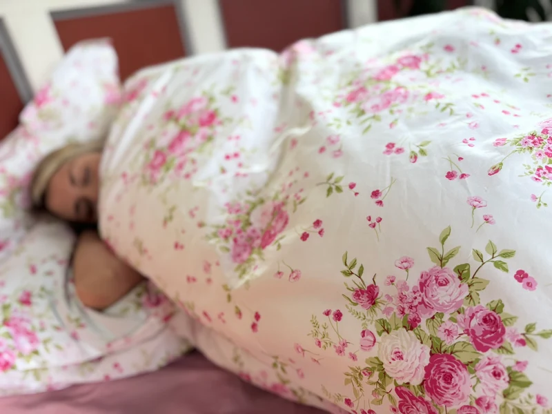 Luxus Bettwäsche Rosalyn aus Mako Satin – floral beige mit Volant, Made in Germany
