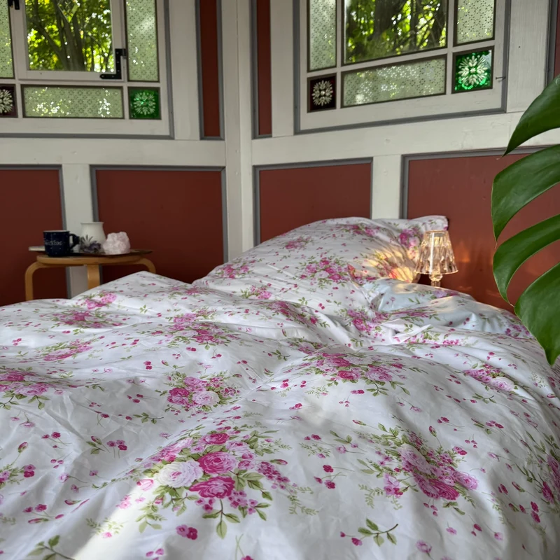 Luxus Bettwäsche Rosalyn aus Mako Satin – floral beige mit Volant, Made in Germany